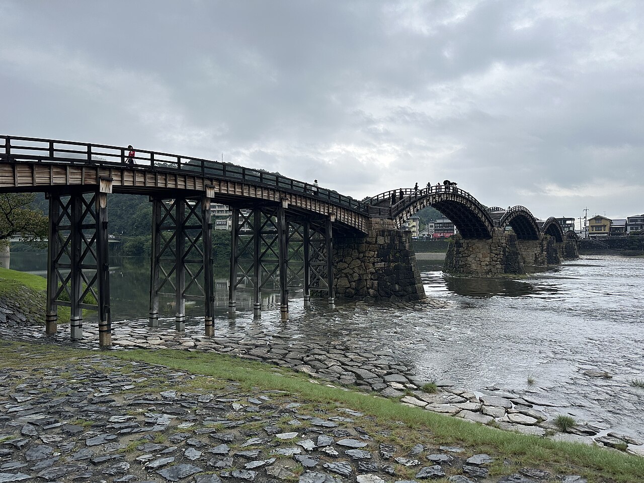 錦帶橋五連の木造アーチ橋が錦川を渡る，日本的建築美，山口縣岩國市