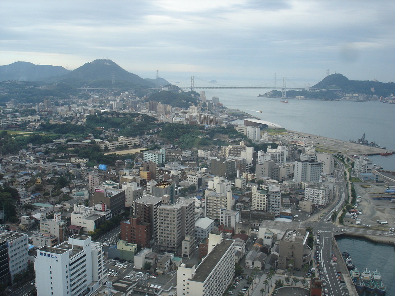 下關市中心與關門海峽景觀，本州最西端連結九州的海峽要衝