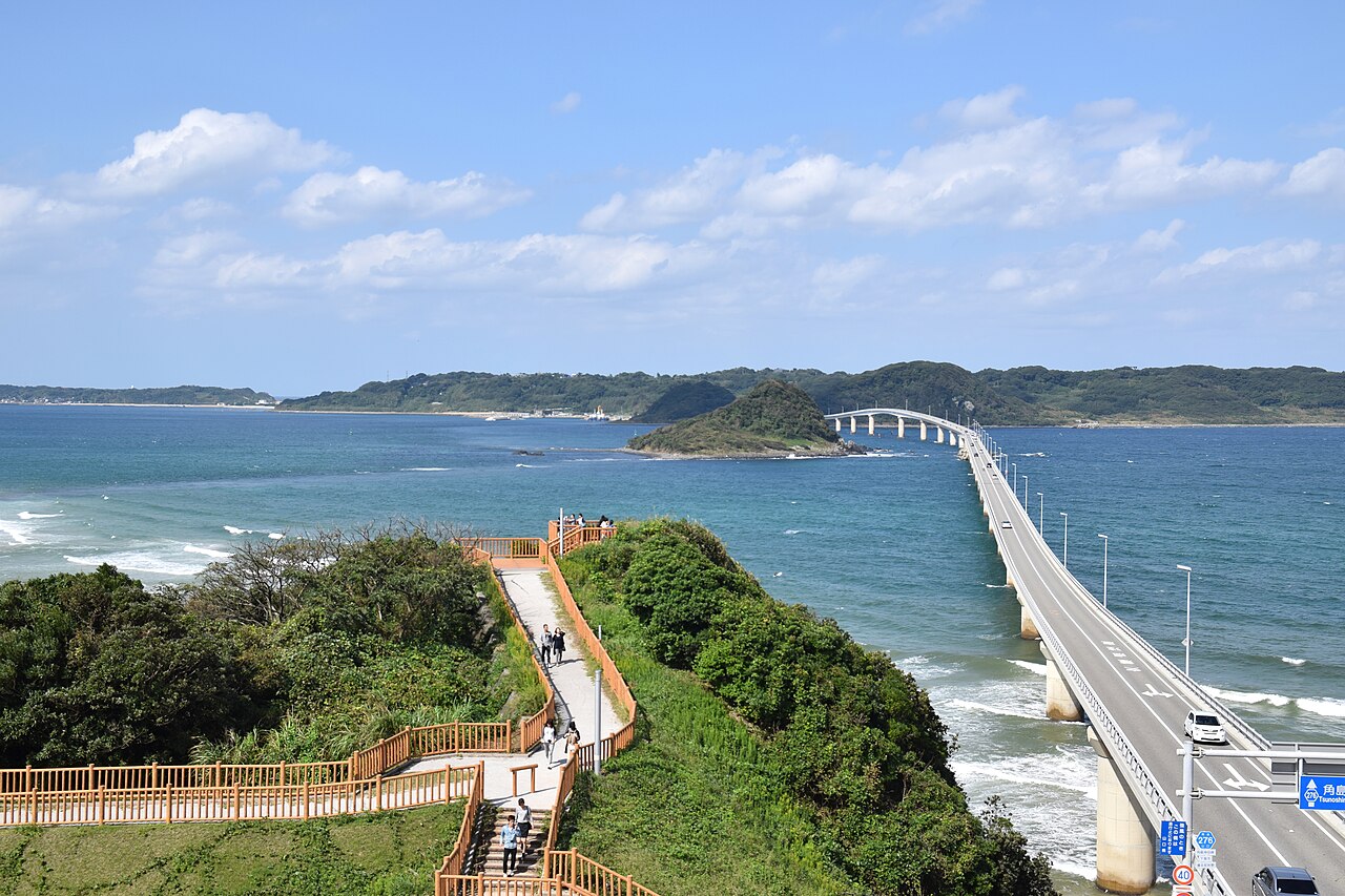 角島大橋全景,蔚藍海面上延伸1,780公尺的通行免費離島大橋,山口縣地標