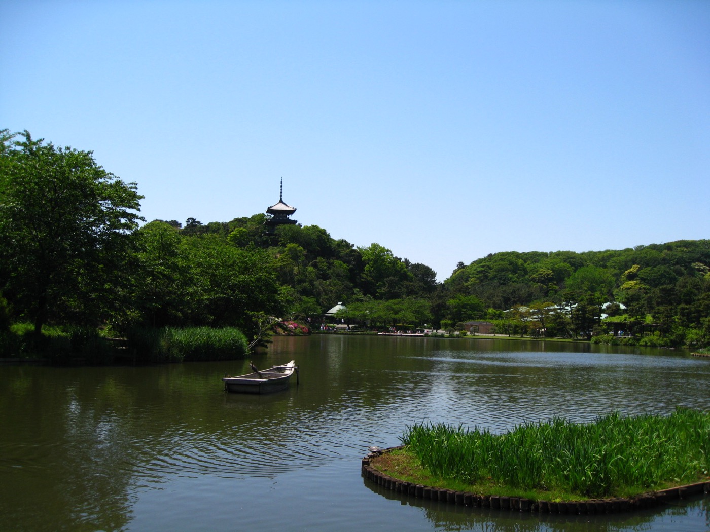 橫濱三溪園主池與舊燈明寺三重塔 — 1457 年建造、重要文化財的日式庭園地標
