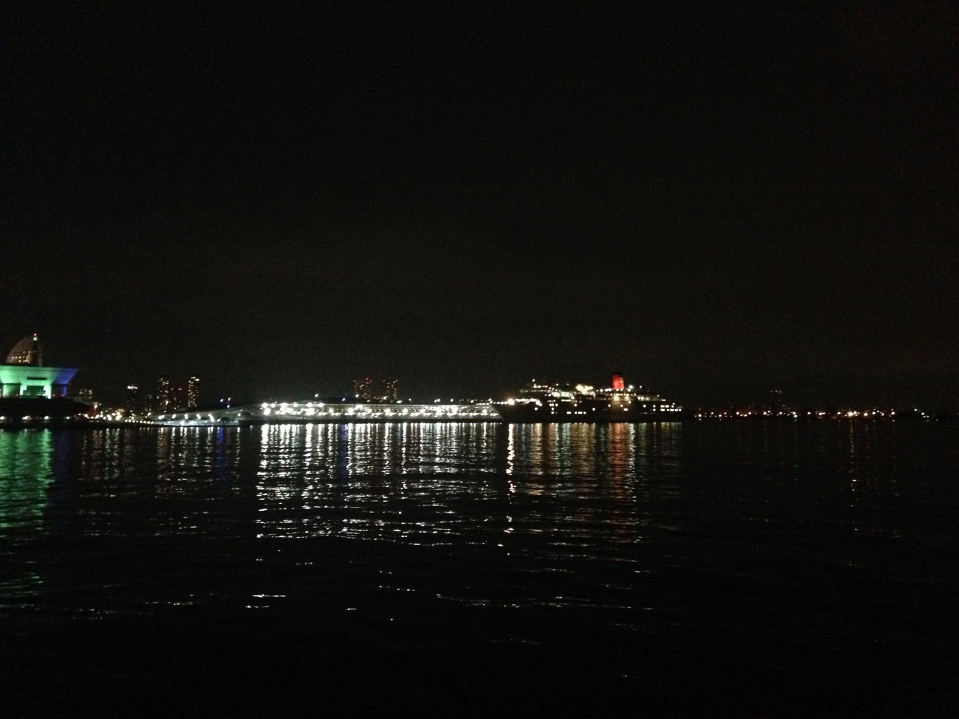 從山下公園眺望的橫濱港夜景 — 可見大棧橋國際客船航廈與港灣燈火